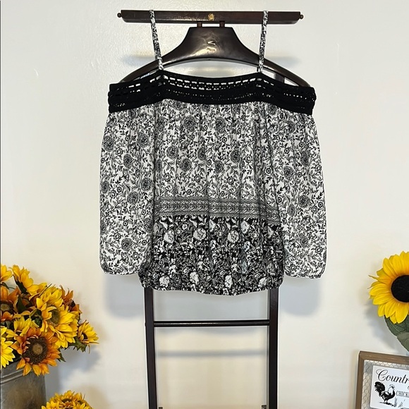 🌸 Iz Byer Black White Floral Off Shoulder Top Crochet Trim Boho Chic Blouse 🌸 - Picture 2 of 6